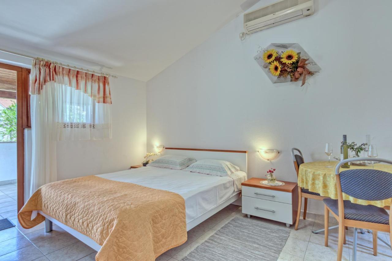 Apartmets Slavica 1644 Banjole Exterior foto