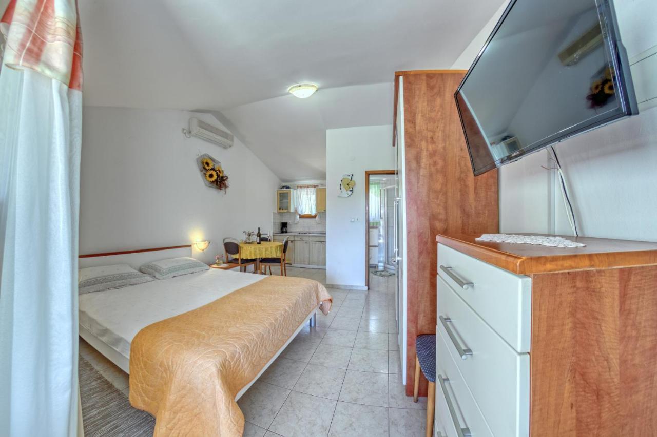 Apartmets Slavica 1644 Banjole Exterior foto